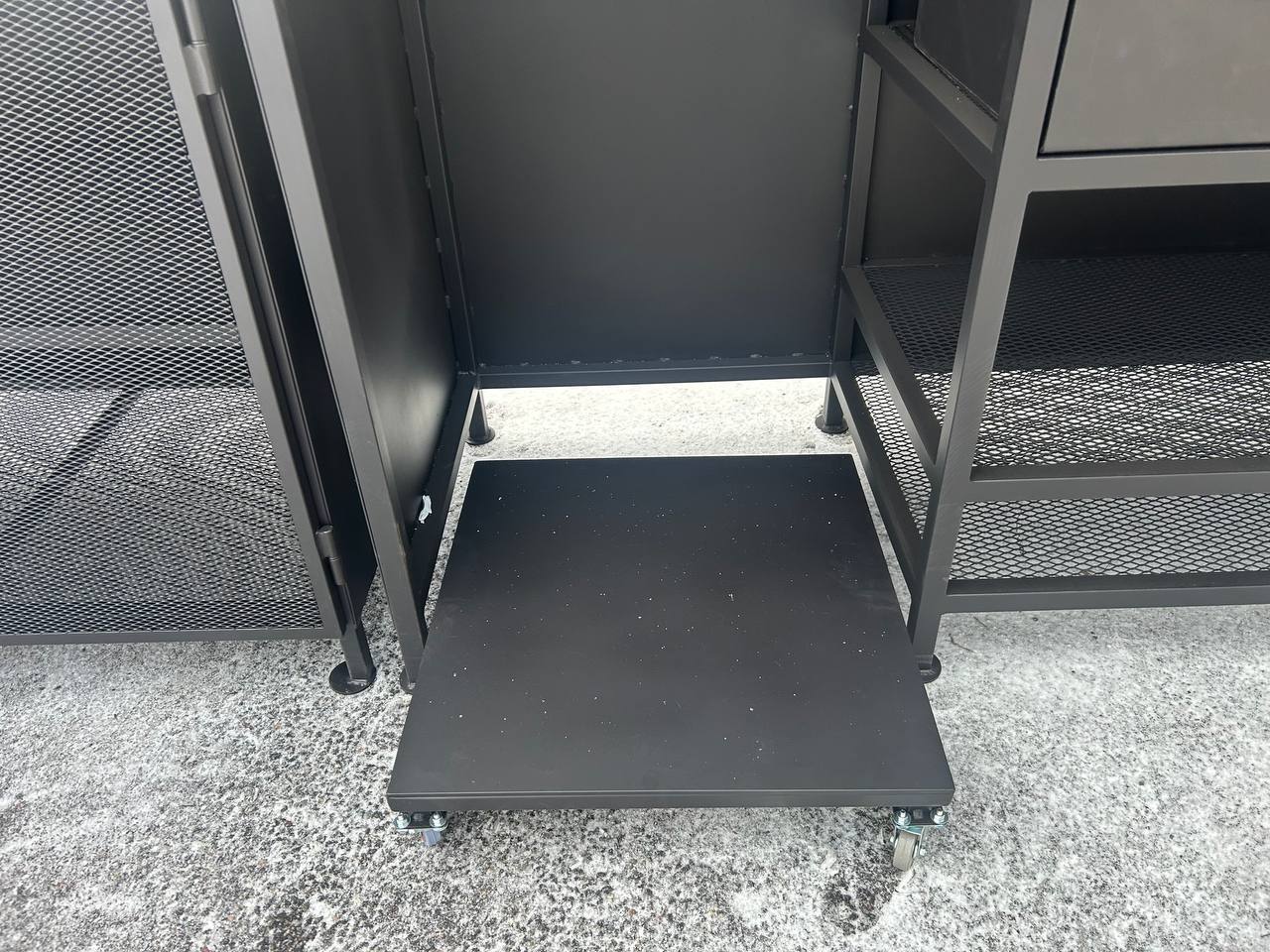 mangalnaya-zona-s-pechyu-i-mojkoj,-ulichnyij-barbekyu-kompleks,-mangal-s-tumbami-i-shkafami,-modul-pod-tandyir_7