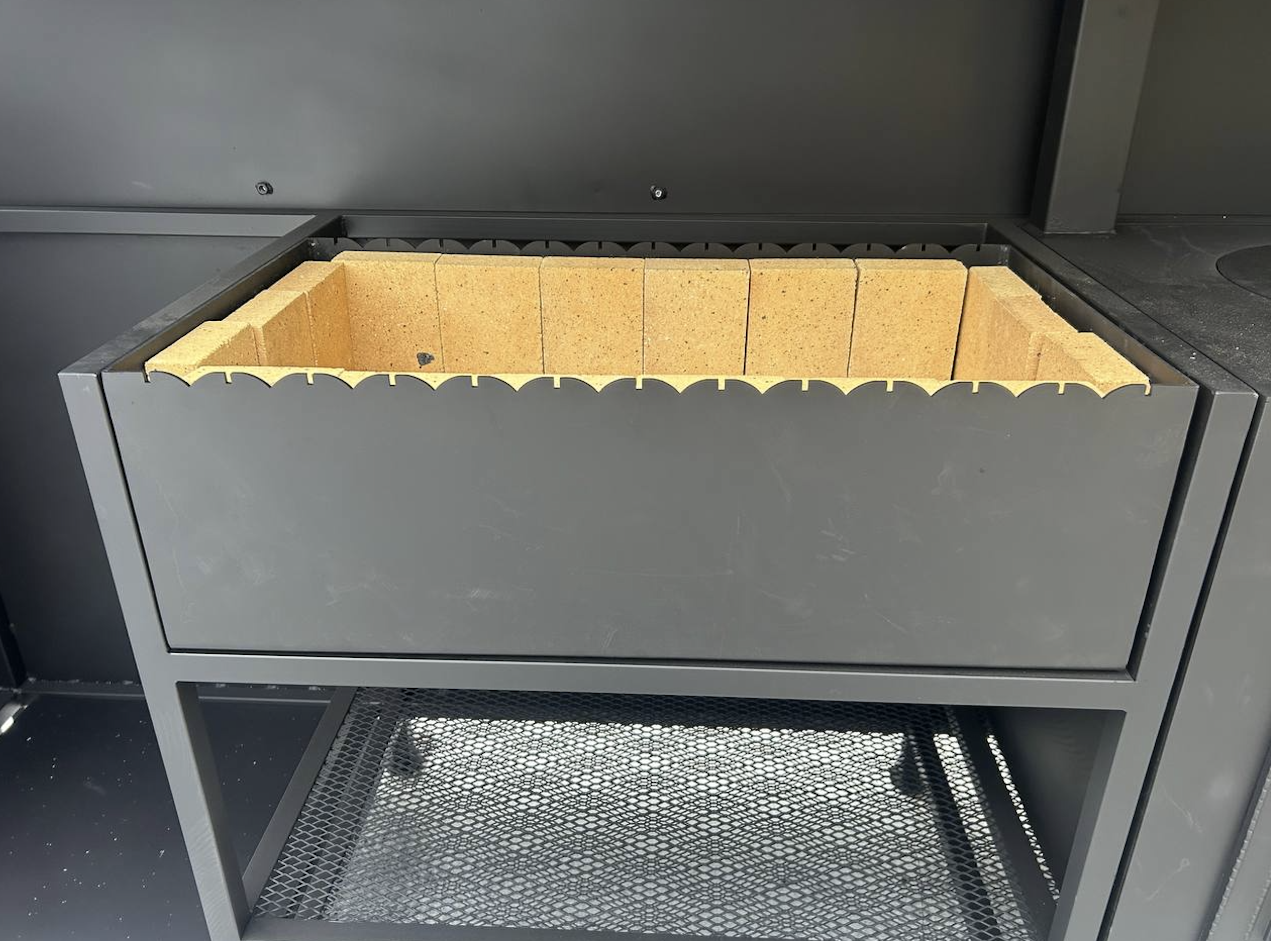 mangalnaya-zona-s-pechyu-i-mojkoj,-ulichnyij-barbekyu-kompleks,-mangal-s-tumbami-i-shkafami,-modul-pod-tandyir_8